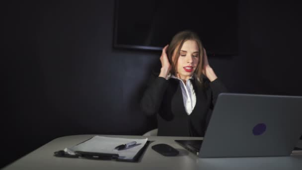 単独で疲れて集中ビジネスの女性暗いオフィスでノート パソコンでの作業と — ストック動画