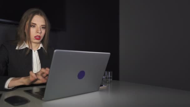 Hübsche Geschäftsfrau Schließen Laptop Dunklen Büro Steter Schuss — Stockvideo