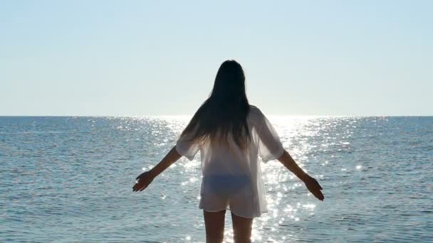 Niña Adolescente Levantando Las Manos Contra Mar Océano Amanecer Meditando — Vídeos de Stock