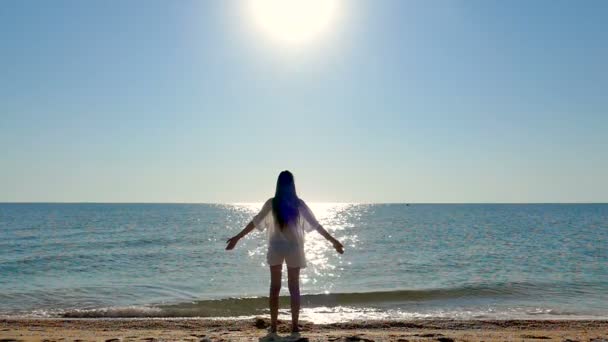 Meisje Verhogen Handen Tegen Zee Oceaan Zonsopgang Mediteren Slow Motion — Stockvideo