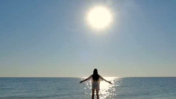 Meisje Verhogen Handen Tegen Zee Oceaan Sunrise Mediteren Slow Motion — Stockvideo
