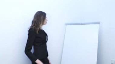       4 k. tanıtım ekibi. Güzel iş kadın Haritayı parmağını çevre flipchart