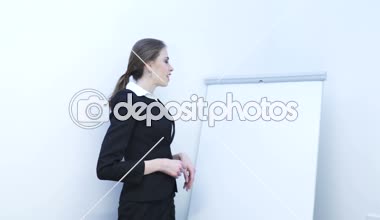       4 k. seksi iş kadını bir şey göstermek bilgi, flipchart kullanarak. Sunu