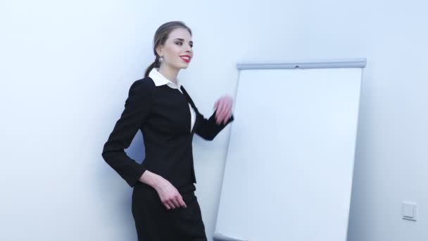 Atractive Business Woman Show Something Information Using Flipchart Presentation Team — Stock Video