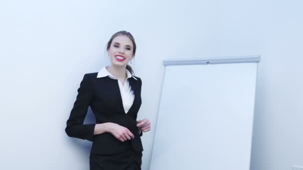 Presentation Team Pretty Business Woman Show Something Information Using Flipchart — Stock Video