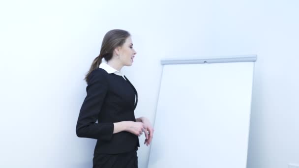 Sexy Business Woman Show Something Information Using Flipchart Presentation — Stock Video