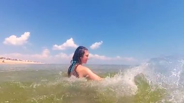 İnce kız genç mayolu deniz, okyanus su sıçramalarına.. 
