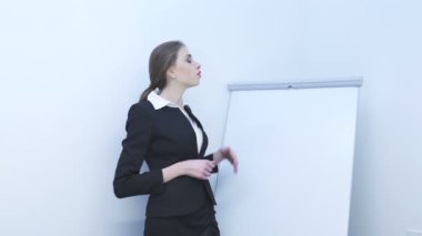       4 k. sunu. Genç ve güzel bir iş kadını bir şey göstermek kitleye flip grafik hakkında bilgi