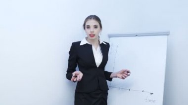       4k. Genç ve güzel bir iş kadını zamanlama kitleye flip grafik ve konuşma üzerinde çizer. Sunu