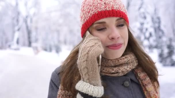 Mooie Jonge Vrouw Rode Hoed Winter Park Praten Door Smartphone — Stockvideo