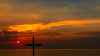 4. kırmızı gökyüzü güneş ve Christian Cross ile. Deniz üzerinde gündoğumu. Kuşlar olmadan ham outpoot