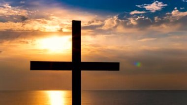 4. gökyüzü güneş ve Christian Cross ile. Sabah deniz. Kuşlar olmadan ham outpoot