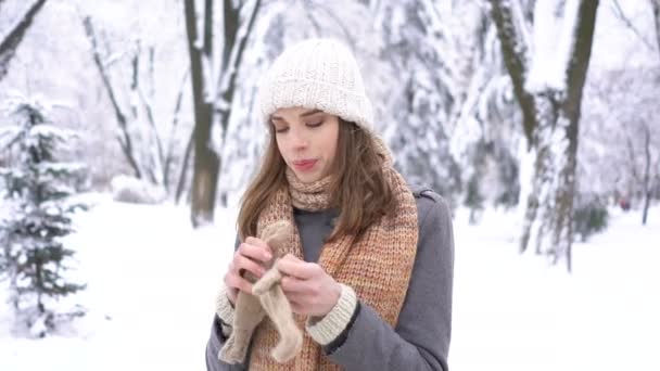 在冬季城市公园里 漂亮的年轻女子戴上手套 微笑着在镜头里微笑 — 图库视频影像