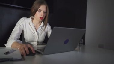 4. çok ciddi iş dizüstü karanlık ofiste iş kadın. Dolly vurdu