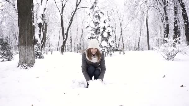 Piękna Zima Dość Młoda Kobieta Rzuca Śnieg Się Park Miejski — Wideo stockowe