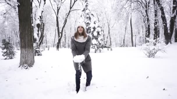 Zimní Krása Hezká Mladá Žena Hodí Sníh Městském Parku Zpomalený — Stock video