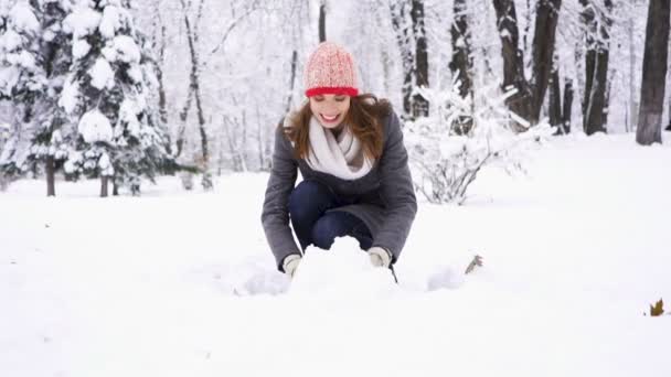 年轻女子在城市公园里扔雪 冬季美容中的慢动作 — 图库视频影像