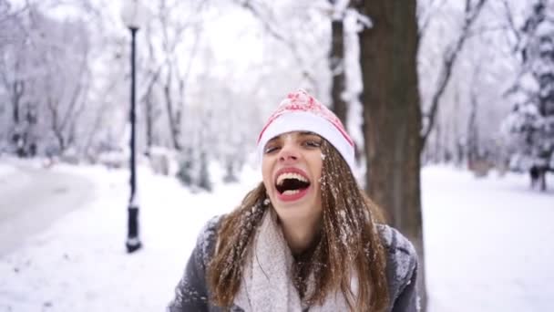 Ung Kvinna Santa Hatt Och Snö Leende Och Spela Vinter — Stockvideo