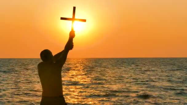 Gebet Mann Nehmen Kreuz Gegen Marine Orange Sonnenuntergang Oder Sonnenaufgang — Stockvideo