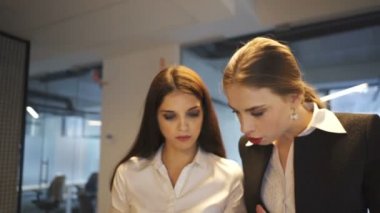 4. iki genç iş kadını git ofis ve konuşma, sürekli atış