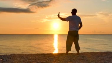 4. akıllı telefon çekimi selfie fotoğraf deniz günbatımı ve gündoğumu karşı adamla .