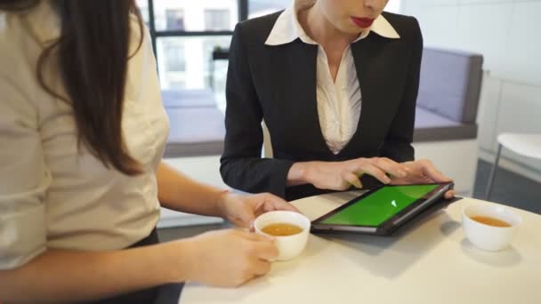 Two Pretty Business Women Look Green Screen Tablet Talk Steady — Stock Video