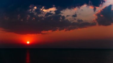 Deniz, okyanus, büyük kırmızı güneş 4 k. gündoğumu. Zaman atlamalı kuşlar olmadan ham çıktı