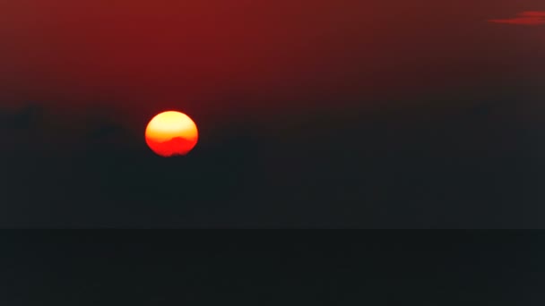 Sonnenaufgang Über Dem Meer Große Sonne Zeitraffer Ohne Vögel Rohausgang — Stockvideo