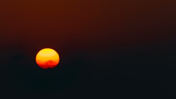 4k.Red soleil sur le ciel. Temps écoulé sans oiseaux, sortie RAW Paysage 