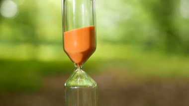         4k. Turuncu kum akar cam kum saati, yaklaşım sahne, yeşil renkli. Kaymak vurdu