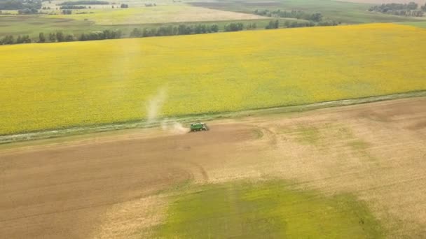 Antenne Ernte Des Grünen Landwirtschaftlichen Mähdreschers Auf Dem Feld Flug — Stockvideo