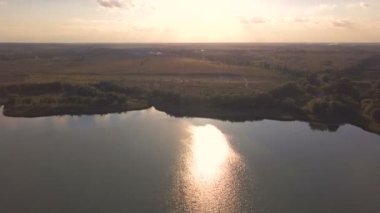 4k hava. Gün batımı göl akşam üzerinden uçmak. Manzara, kamera yetiştirme