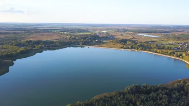 Aerial Voe Sobre Lago Azul Subúrbio Paisagem — Vídeo de Stock