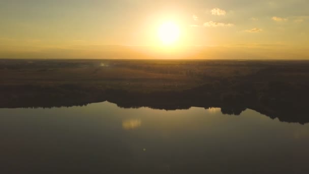 Antenne Rückflug Über Den Abendlichen Sonnenuntergang See Landschaft — Stockvideo