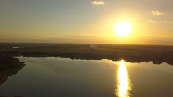 Aerial Volare Posteriore Sul Lago Tramonto Serale Con Riflessione Sull — Video Stock