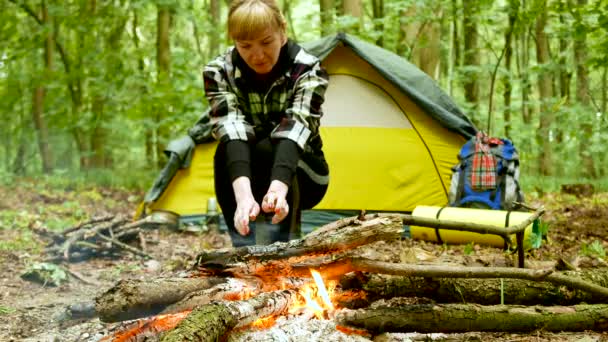 Pretty Woman Tourist Der Nähe Von Zelt Und Lagerfeuer Wärmt — Stockvideo