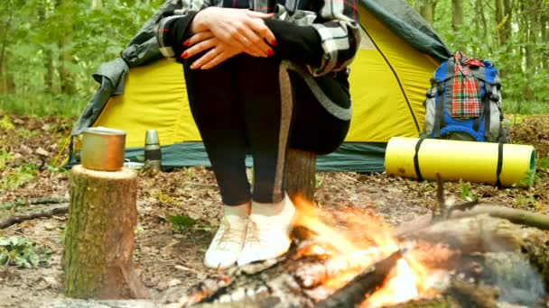 Körper Einer Touristin Sitzt Der Nähe Von Zelt Und Lagerfeuer — Stockvideo