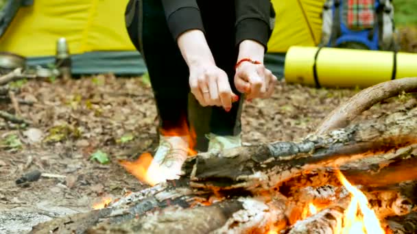 Ženská Turistka Poblíž Stanu Táborem Ohřívá Rukou Venkovní Život — Stock video