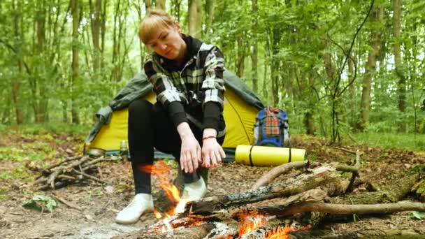 Pretty Frau Touristin Der Nähe Von Zelt Und Lagerfeuer Heizt — Stockvideo