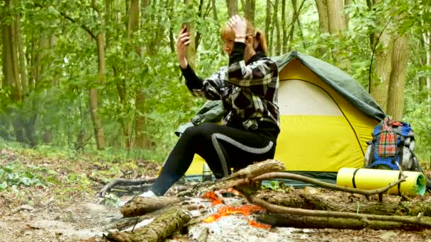 Woman Touristin Der Nähe Von Zelt Und Lagerfeuer Blick Den — Stockvideo