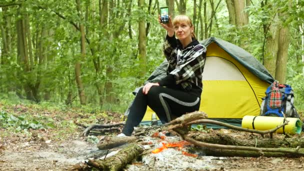 Woman Touristin Der Nähe Von Zelt Und Lagerfeuer Machen Selfie — Stockvideo