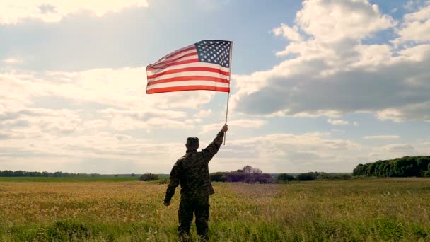 Voják Zvedl Americkou Vlajku Proti Modré Obloze Scéna Pomalého Pohybu — Stock video