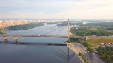 4k anten. Kiev, Ukrayna şehir peyzaj başkenti Kuzey veya Moskova Köprüsü yakın Fly