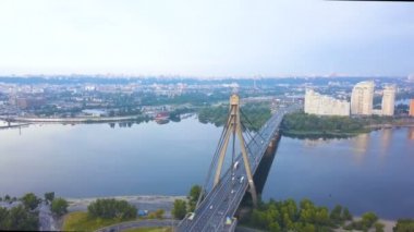 4k anten. Kiev Kuzey veya Moskova Köprüsü, araba trafiği ile Ukrayna 'nın başkenti. Şehir manzarası