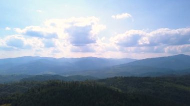 4k hava. İleri sinek küçük dağlar ya da tepeler. Manzara