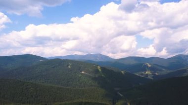 4k hava. Pürüzsüz sinek ileri küçük dağları veya tepeler. Manzara