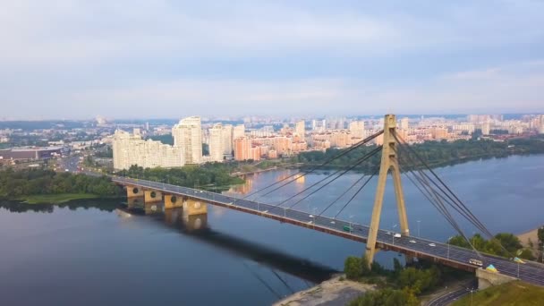 Antenne Vliegen Buurt Van Noord Moskou Brug Kiev Hoofdstad Van — Stockvideo