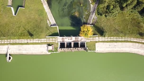 Aerial Лети Над Маленькой Плотиной Вид Сверху — стоковое видео