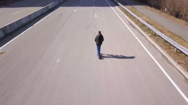 Antenn Modern Stads Transport Man Ridning Skoter Med Stads Gatan — Stockvideo
