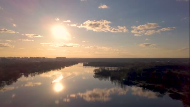 飞越傍晚日落湖 在水面和船上反射 — 图库视频影像